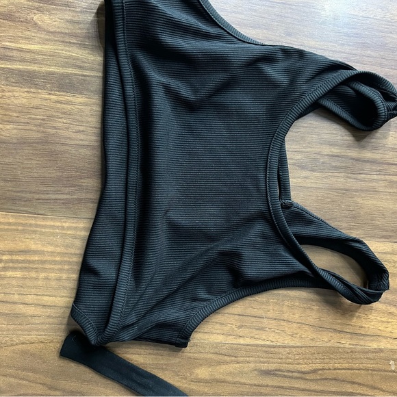 crop top - Picture 2 of 3